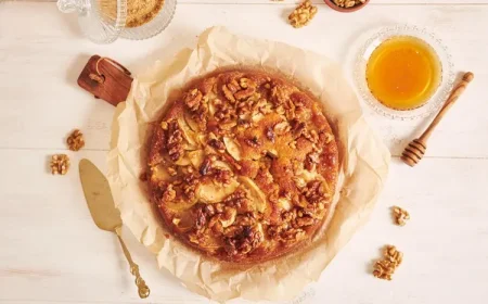 Apfeltarte mit karamellisierten Walnüssen in Sahne backen