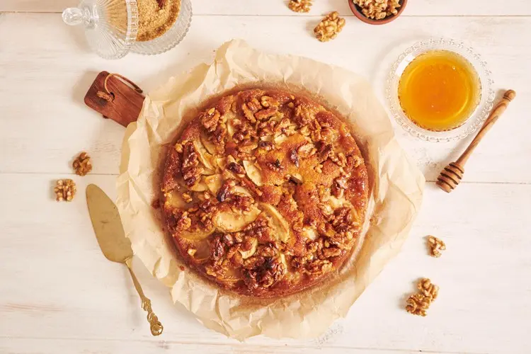 Apfeltarte mit karamellisierten Walnüssen in Sahne backen