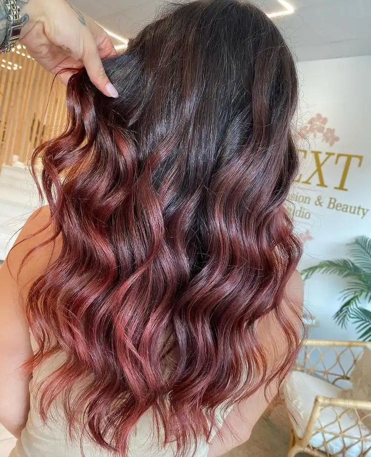 Balayage in Rot und Braun ist eine Trendhaarfarbe