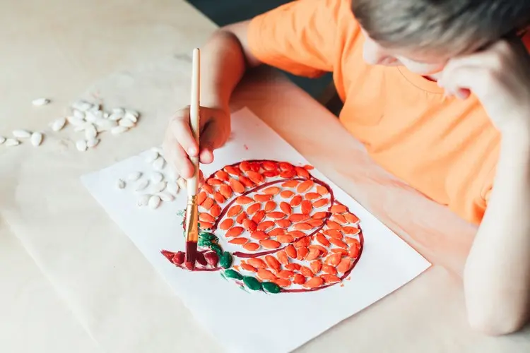 Bastelidee für Kinder - Kürbus ausdrucken und mit Kernen gestalten