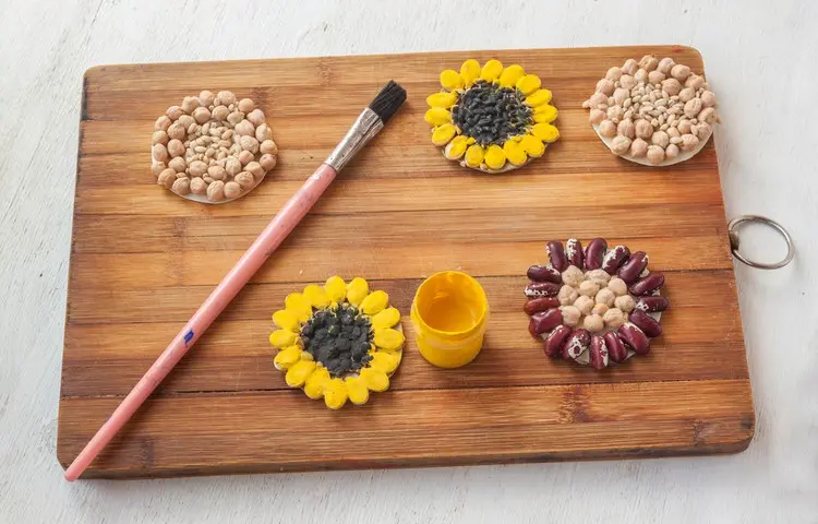 Bastelideen mit Materialien aus der Küche - Nüsse, Samen und Bohnen für Herbstblumen