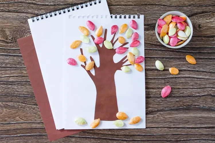 Basteln mit Kürbiskernen - Herbstbaum mit Kindern gestalten