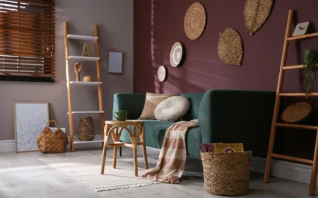 boho chic wohnzimmer mit rattandetails und aubergine akzentwand