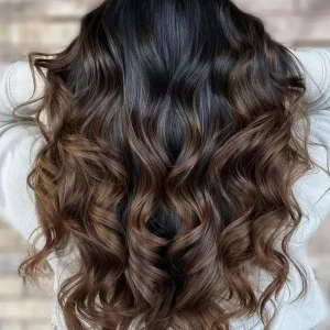 Braune Haare mit braunen Strähnen - Frisuren für den Herbst