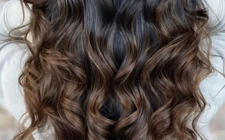 Braune Haare mit braunen Strähnen - Frisuren für den Herbst