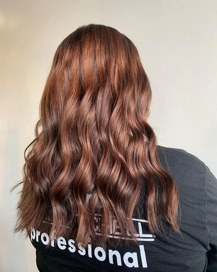 Braune Haare mit Strähnchen aufhellen