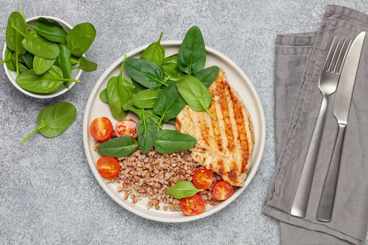 buchweizen salat mit gegrilltem hähnchen, spinat und tomaten