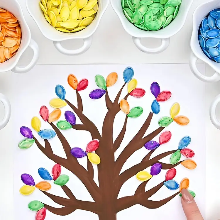 Bunter Baum mit Kernen als Blätter - Herbstbilder im Kindergarten selber machen