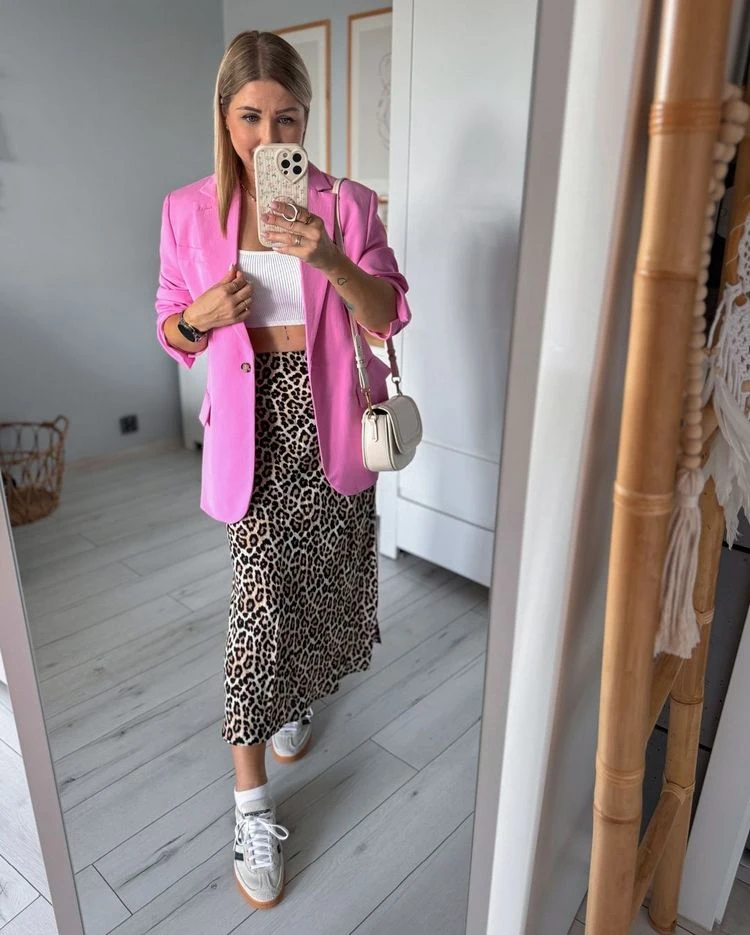 Bunter Blazer und coole Sneakers zum Leo Rock