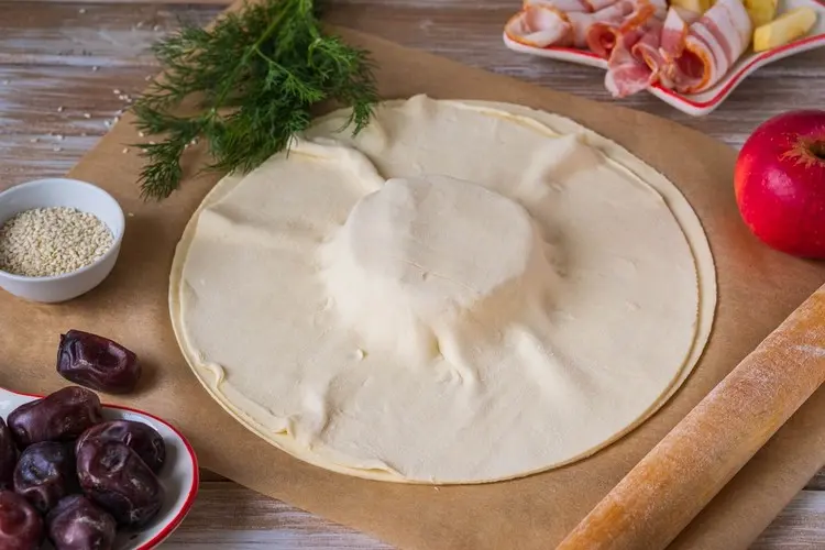 Den Käse mit dem anderen Teigkreis bedecken