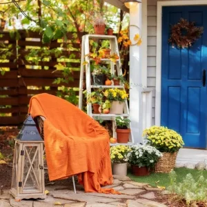 Eine Leiter als Blumenständer für Herbstblumen einsetzen und im Garten aufstellen