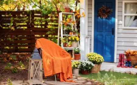 Eine Leiter als Blumenständer für Herbstblumen einsetzen und im Garten aufstellen