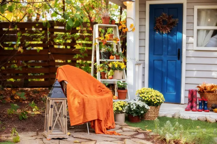 Eine Leiter als Blumenständer für Herbstblumen einsetzen und im Garten aufstellen