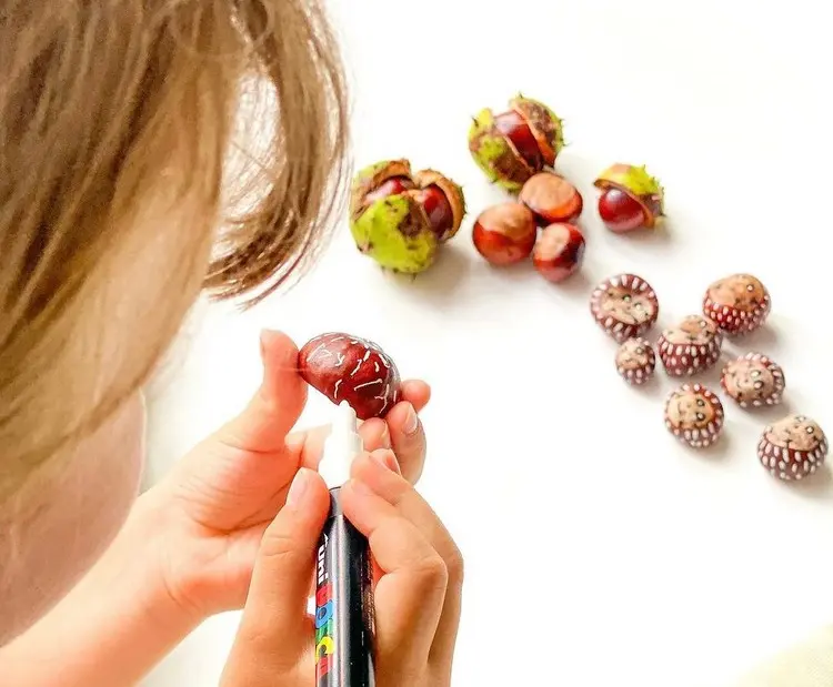 Einfache Bastelidee für Kinder mit Kreidemarkern und Herbstkastanien