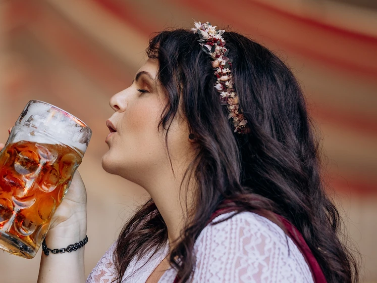 elegante frisur mit offenem haar und dünnem blumen haarreif für die wiesn