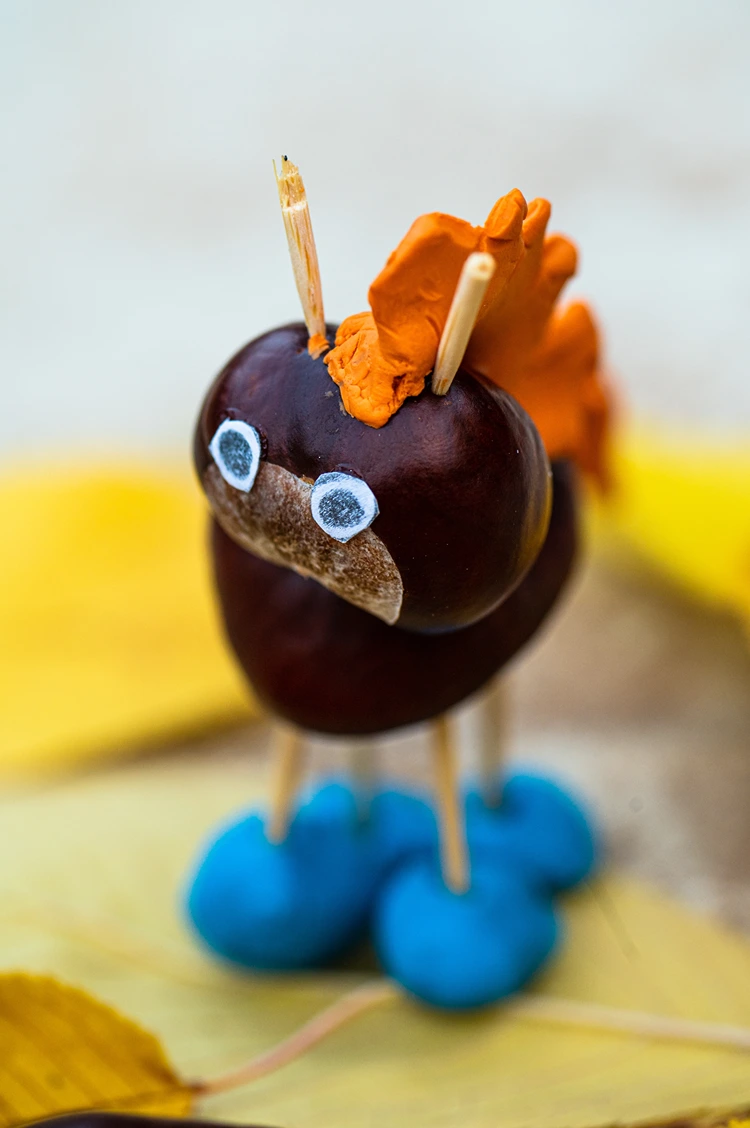 Fantasie-Tiere mit Kindern gestalten aus Kastanien und bunter Knete