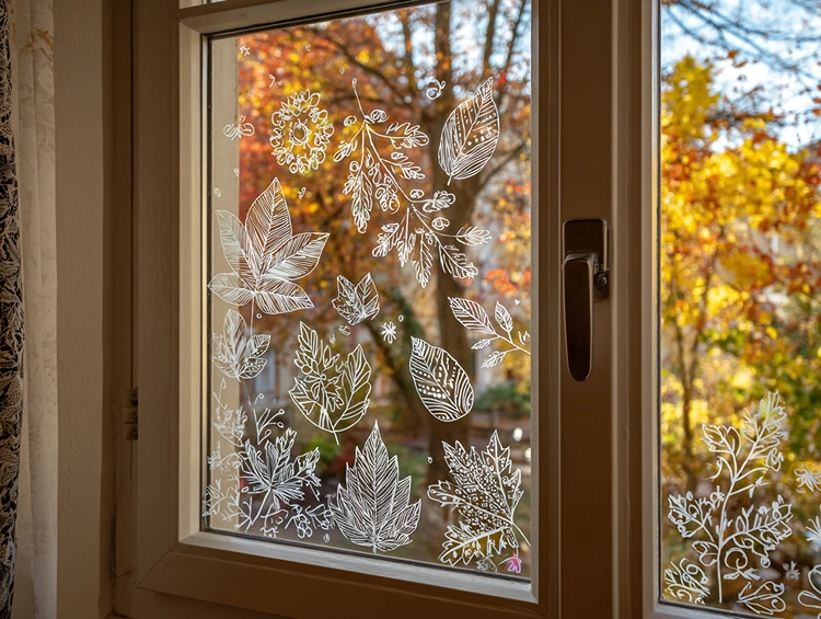 Freihand oder mit Schablone Herbstblätter mit weißen Markern zeichnen