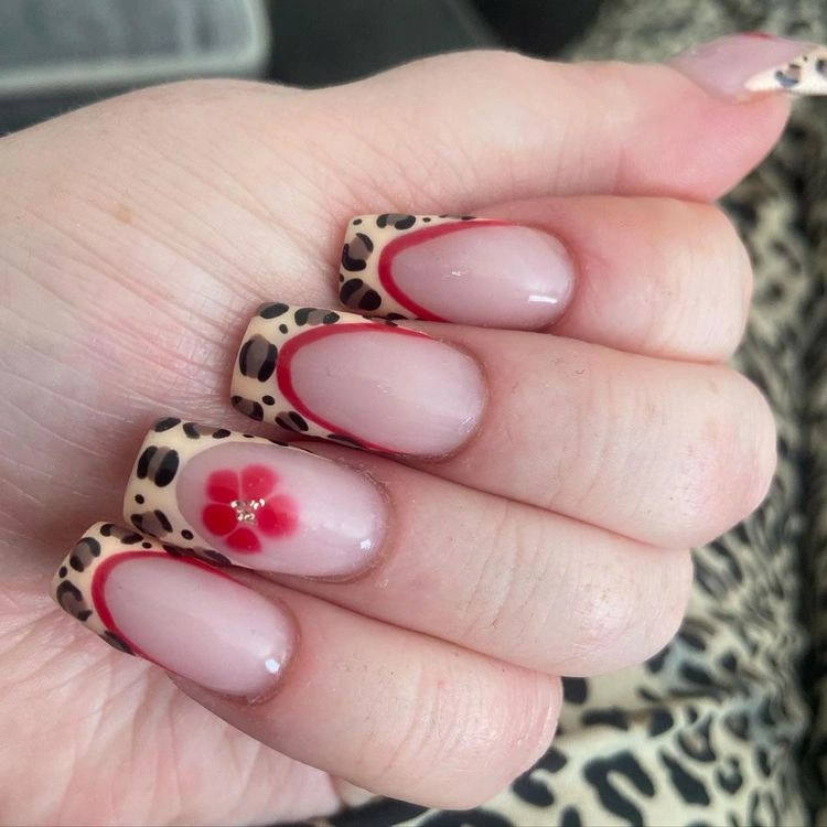 French Tips mit roter Linie und Leo Print