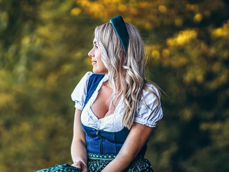 frisur mit blonden wellen und elegantem haarreif für das oktoberfest