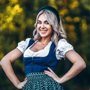 frisur mit breitem samt haarreif und sanften wellen für das oktoberfest