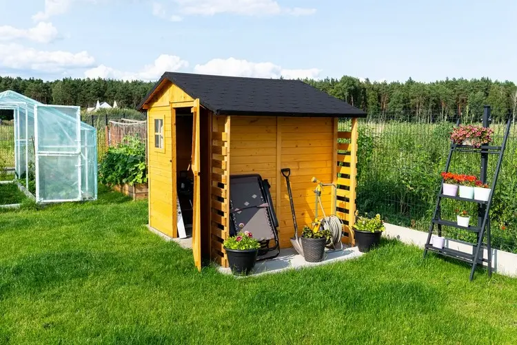 Für das perfekte Ordnungssystem im Gartenhaus die Außenwände nutzen