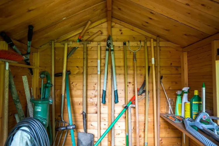 Für das perfekte Ordnungssystem im Gartenhaus die Wände nutzen - Gartenwerkzeug an Leisten hängen