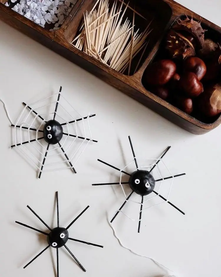 Für Halloween mit Kastanien basteln und dekorieren - DIY-Baum- und Fensterdeko