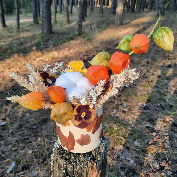 Gestecke mit Lampionblumen, Gräser, Baumwolle und getrocknete Stiefmütterchen