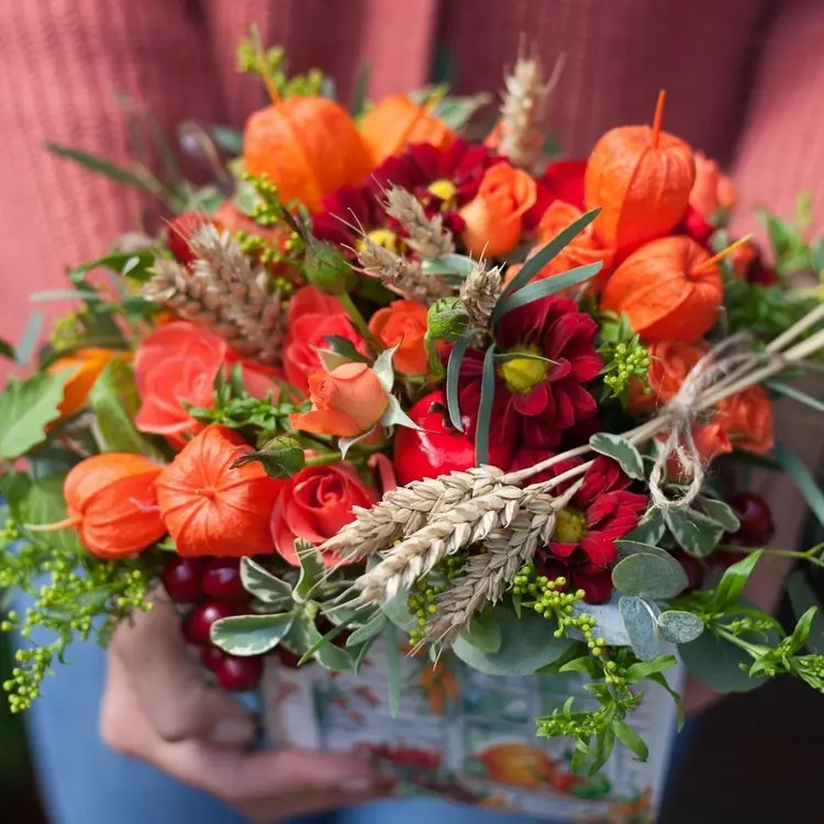 Gestecke mit Lampionblumen im Holzkasten mit Rosen, Weizen und Eukalyptus