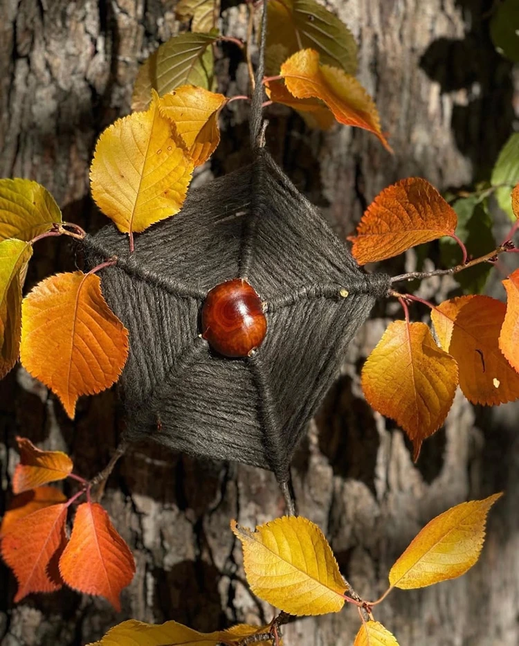 Graues Spinnennetz zum Dekorieren drinnen und draußen