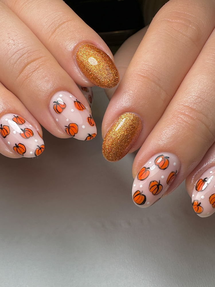 herbst nägel in orange mit glitzer und kürbissen