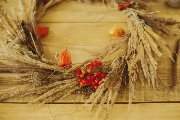 Herbstkranz binden mit frischen oder getrockneten, roten Beeren