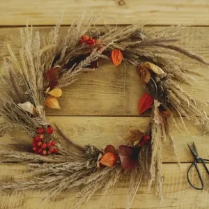 Herbstkranz binden mit Naturmaterialien - Gräser, Getreide, Lampionblumen und Beeren