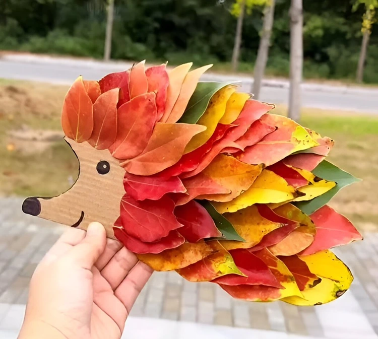Igel als herbstliche Bastelideen für Kinder mit buntem Laub
