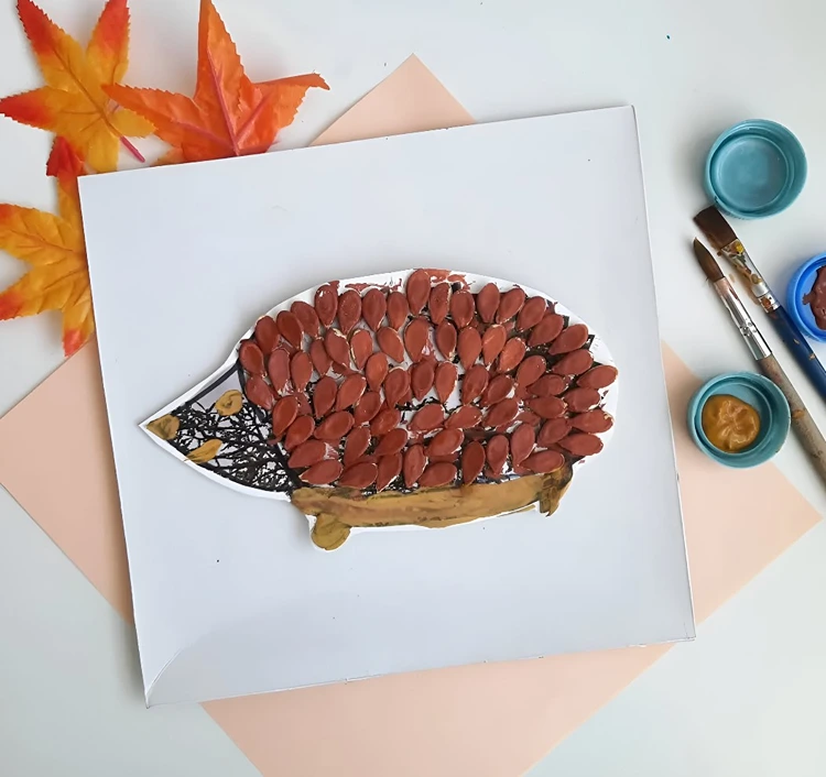 Igel basteln mit Vorlage und Kürbiskernen