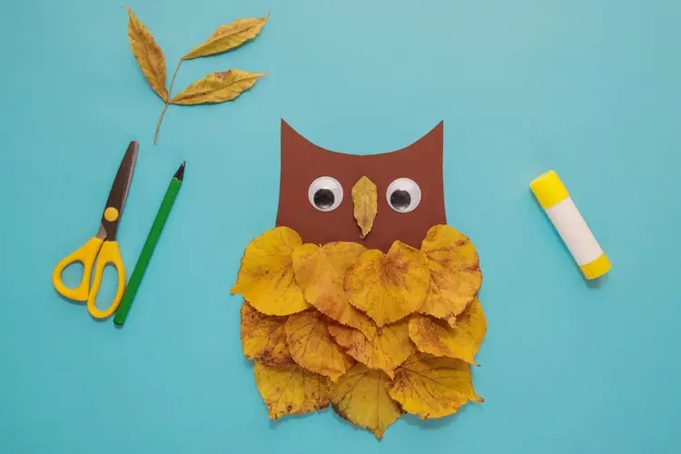 Im Herbst eine Eule mit Kindern basteln aus Papier und Laub