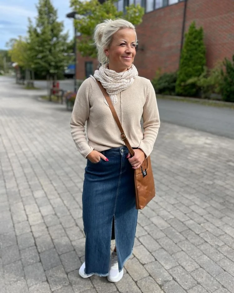 Jeansrock mit Strickpulli und coole Accessoires