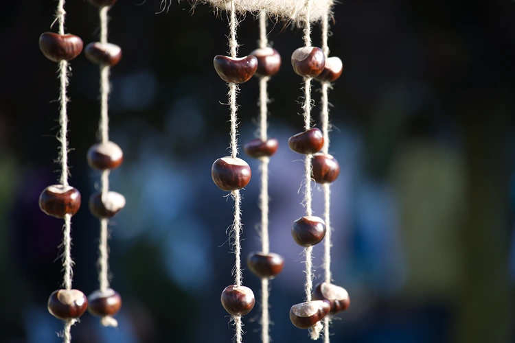 Kastanienkette vertikal aufhängen drinnen oder draußen