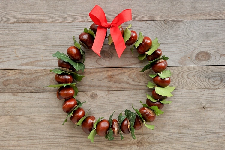 Kette basteln und einen kleinen Kranz mit Efeublättern gestalten