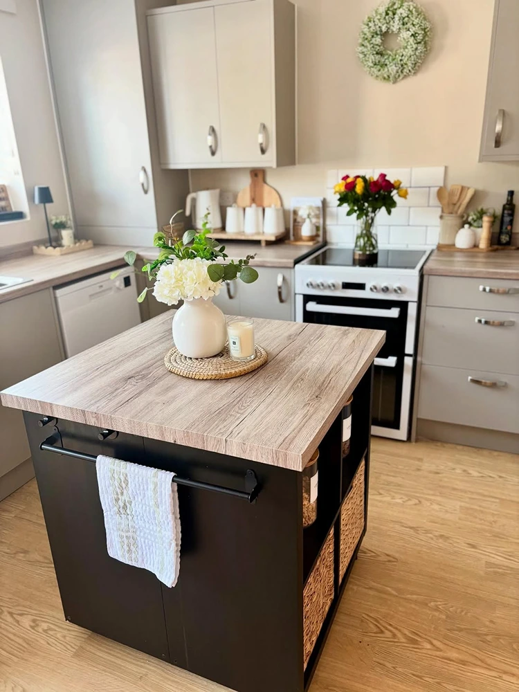 Kleine Insel in Schwarz mit heller Platte und Handtuchstange