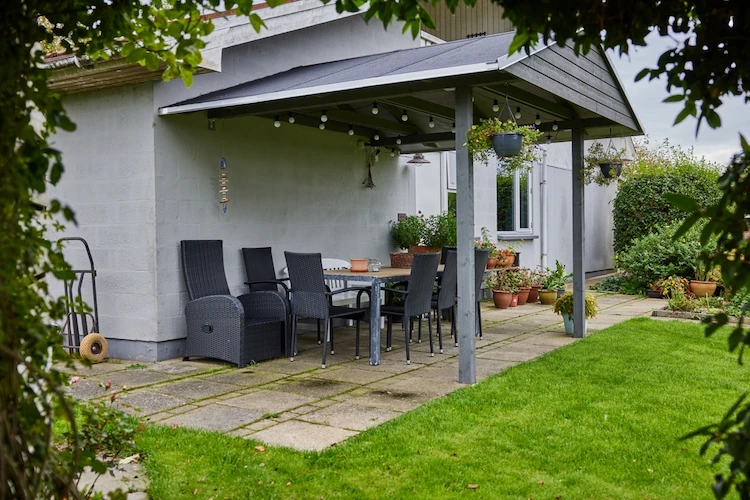 kleine, überdachte terrasse mit bequemer sitzgruppe