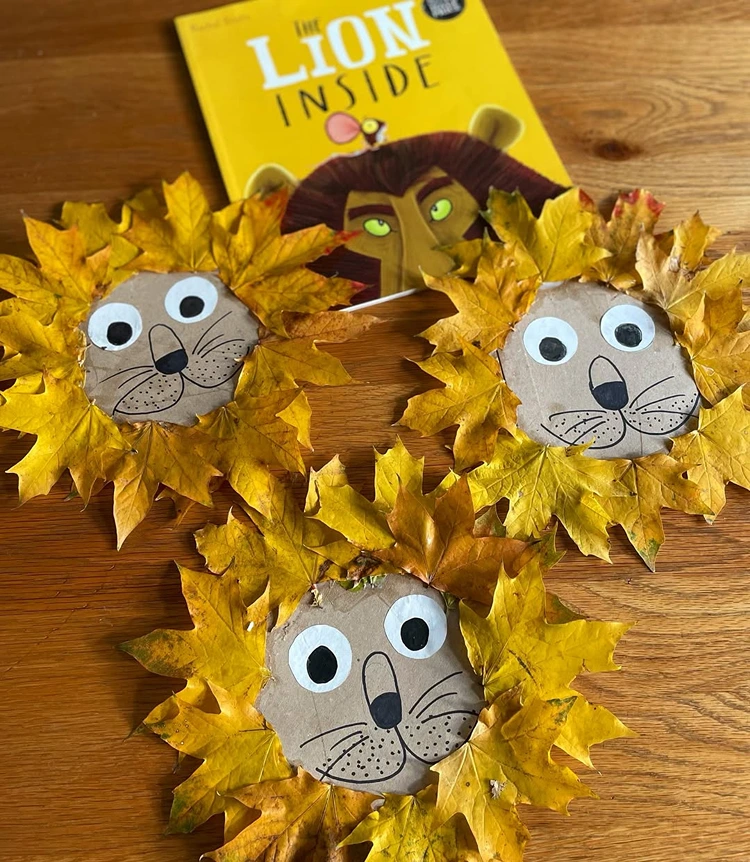 Löwengesicht auf Pappe zeichnen und mit Herbstblättern gestalten