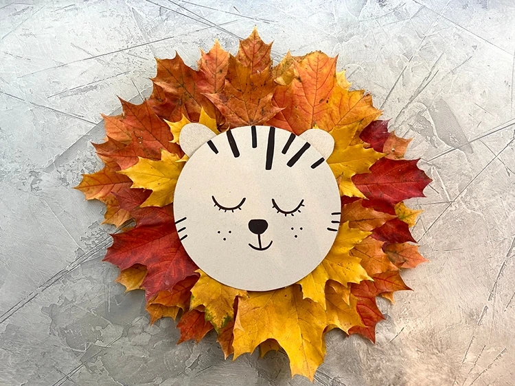 Mit Blättern Tiere basteln wie einen Löwen