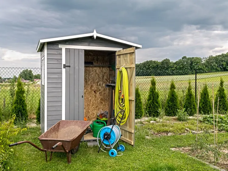 Nützliches Ordnungssystem im Gartenhaus - Den Gartenschlauch an die Wand oder Tür hängen