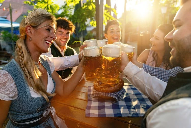 Oktoberfest-Frisur mit niedrigem Pferdeschwanz