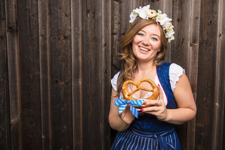 Oktoberfest-Frisuren mit Blumenkranz - offene Haare mit Wellen stylen