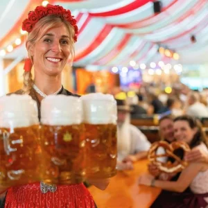 Oktoberfest-Frisuren mit Blumenkranz - Wiesn-Stylings 2024