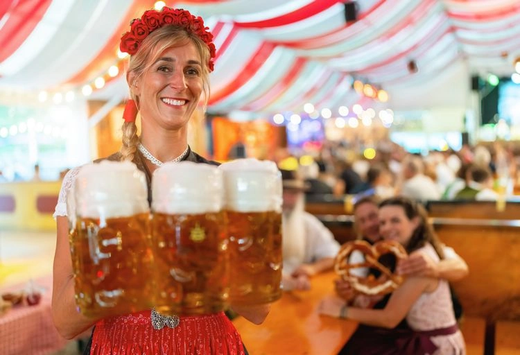 Oktoberfest-Frisuren mit Blumenkranz - Wiesn-Stylings 2024