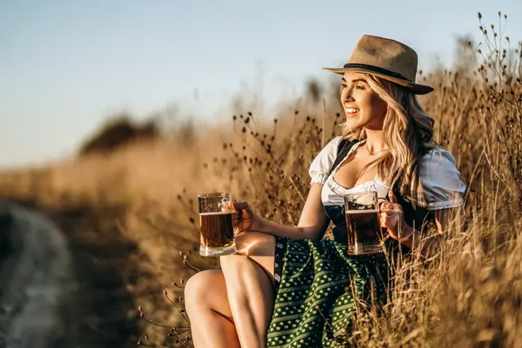 oktoberfest outfit mit grünem dirndl und hut