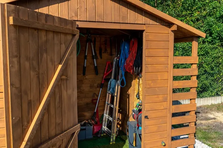 Ordnungssystem im Gartenhaus mit oder ohne Regale und Schränke